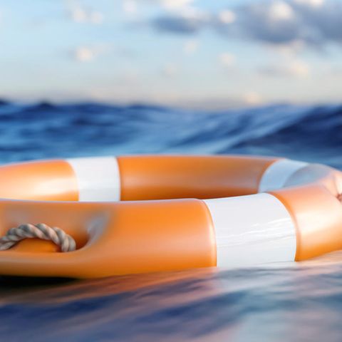 Ertrinken: Rettungsring im Wasser