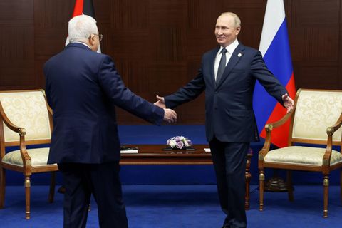 Wladimir Putin empfängt Palästinenserpräsident Mahmud Abbas bei einem Treffen mit offenen Armen