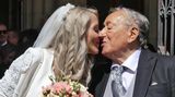 Es sollte seine letzte Ehe werden: Erst vor gut zwei Monaten am 1. Juni heiratete Richard Lugner seine Freundin Simone Reiländer in Wien. Nun ist der 91-Jährige gestorben. Bekannt war er auch unter seinem Spitznamen "Mörtel", den ihm der Boulevard-Journalist Michael Jeannée verpasste. Neben seinen geschäftlichen Tätigkeiten und seinen Auftritten auf dem Wiener Opernball, waren es vor allem die Frauen an seiner Seite, die seit Jahren für Schlagzeilen sorgten. Kurios sind dabei die Kosenamen, die Lugner seinen Partnerinnen gab. Reiländer taufte er "Bienchen", ihre Beziehung hatte Hochs und Tiefs.