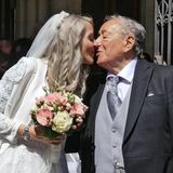 Es sollte seine letzte Ehe werden: Erst vor gut zwei Monaten am 1. Juni heiratete Richard Lugner seine Freundin Simone Reiländer in Wien. Nun ist der 91-Jährige gestorben. Bekannt war er auch unter seinem Spitznamen "Mörtel", den ihm der Boulevard-Journalist Michael Jeannée verpasste. Neben seinen geschäftlichen Tätigkeiten und seinen Auftritten auf dem Wiener Opernball, waren es vor allem die Frauen an seiner Seite, die seit Jahren für Schlagzeilen sorgten. Kurios sind dabei die Kosenamen, die Lugner seinen Partnerinnen gab. Reiländer taufte er "Bienchen", ihre Beziehung hatte Hochs und Tiefs.