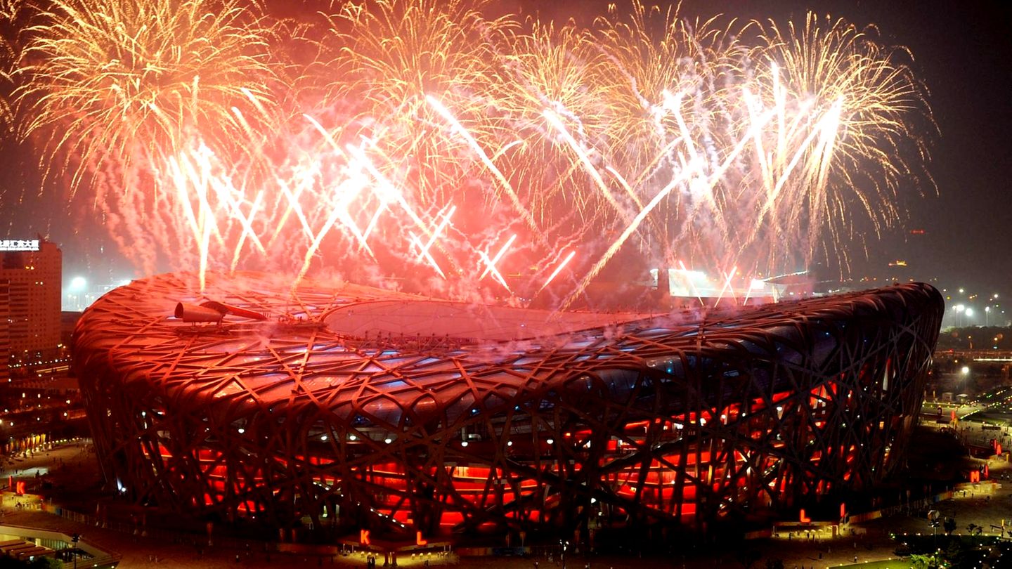 29. Olympische Sommerspiele: Das "Vogelnest", wie das Nationalstadion aufgrund seines Aussehens genannt wurde, erstrahlt bei der Eröffnungsfeier im Licht eines gewaltigen Feuerwerkes. Auch für die chinesische Hauptstadt gilt laut Carbon Plan: zu heiß für erneute Wettkämpfe