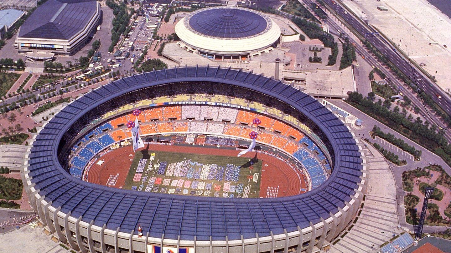 24. Olympische Sommerspiele 1988: Die Eröffnungsfeier im Olympiastadion aus der Vogelperspektive. Es wird die erste und einzige bleiben, wenn man nach den Klimadaten von Carbon Plan geht