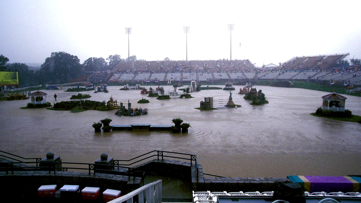 26. Olympische Sommerspiele 1996: Land unter hieß es auf dem Parcours der Springreiter nach starken Regenfällen. Doch während damals nur das Wetter nicht mitspielte, würde einer erneuten Bewerbung der Klimawandel einen Strich durch die Rechnung machen   