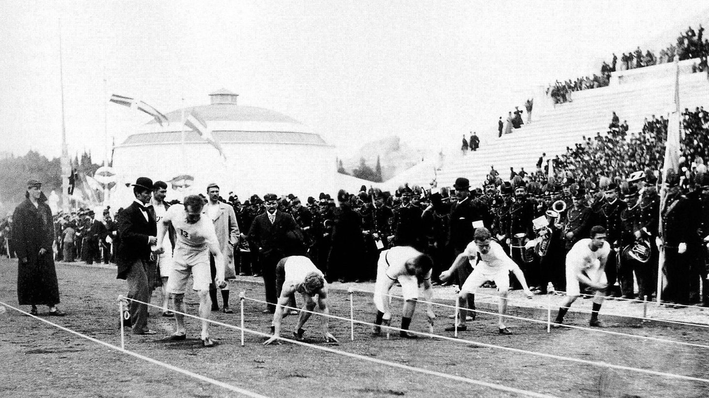 1. Olympische Sommerspiele 1896: Die Wettkämpfer, unter ihnen der Deutsche Eugen Schmidt (3.v.l.), beim Start zum Vorlauf über 100 Meter. Es sind die ersten Olympischen Spiele der Neuzeit. Nach inoffiziellen Zwischenspielen zum zehnjährigen Olympia-Jubiläum im Jahr 1906 richtet die griechische Hauptstadt 2004 auch die 28. Sommerspiele aus. Doch das dürfte es dann gewesen sein. Laut Carbon Plan wird es auch in Athen künftig zu heiß für derartige Wettkämpfe