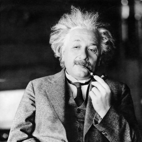 Immigration Left -handed day: Albert Einstein smokes a pipe