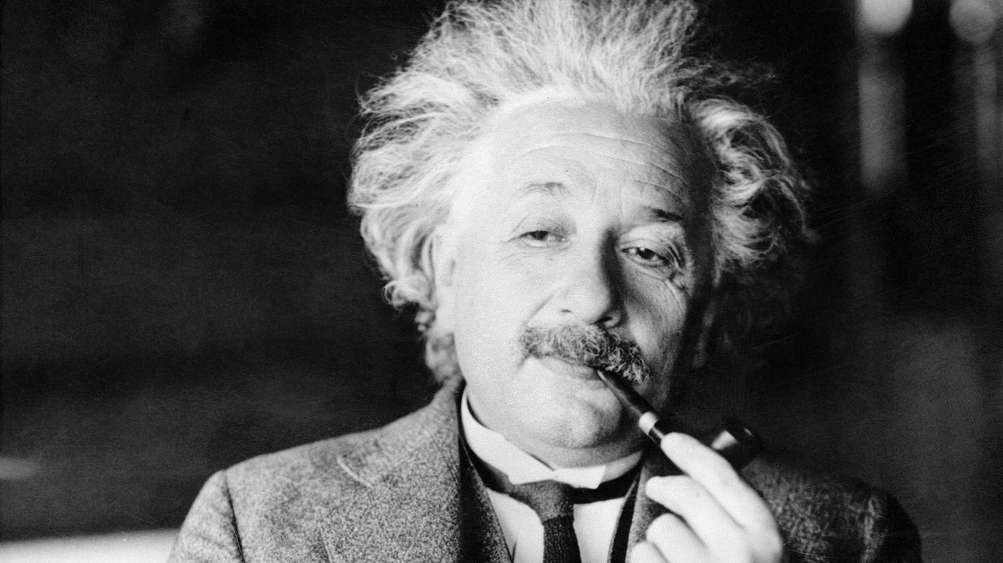 Bebilderung Linkshändertag: Albert Einstein raucht eine Pfeife