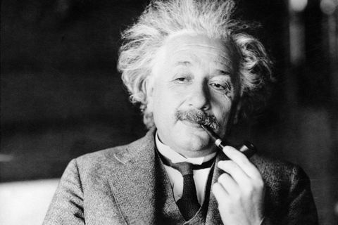 Bebilderung Linkshändertag: Albert Einstein raucht eine Pfeife
