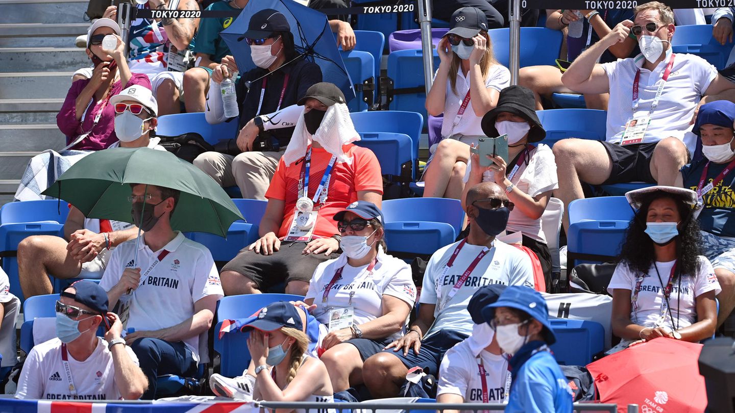 Tokio, Japan 32. Olympische Sommerspiele 2021: Zuschauer bei den Skateboard-Wettkämpfen trotzen der großen Hitze. Die Spiele, die wegen der Coronapandemie um ein Jahr verschoben worden waren, waren die heißesten seit Beginn der Aufzeichnungen. Im Sommer 2050 läge der WGBT-Index (Die "Wet Bulb Globe Temperature" berücksichtigt Temperatur, Feuchtigkeit, Windgeschwindigkeit, Sonneneinstrahlung und weitere Faktoren) in der japanischen Hauptstadt laut Berechnungen der gemeinnützigen Organisation Carbon Plan bei über 30 Grad – und damit weit über dem empfohlenen Grenzwert