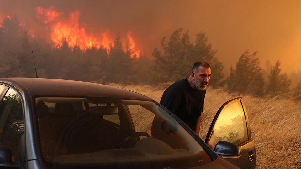 Griechenland: Flammen-Inferno zerstört mehrere Orte (Video)