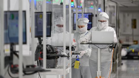 Dresden: Mitarbeiter des Chipkonzerns Infineon arbeiten im Reinraum der Chipfabrik