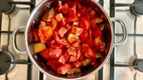 Tomaten und Paprika im Topf