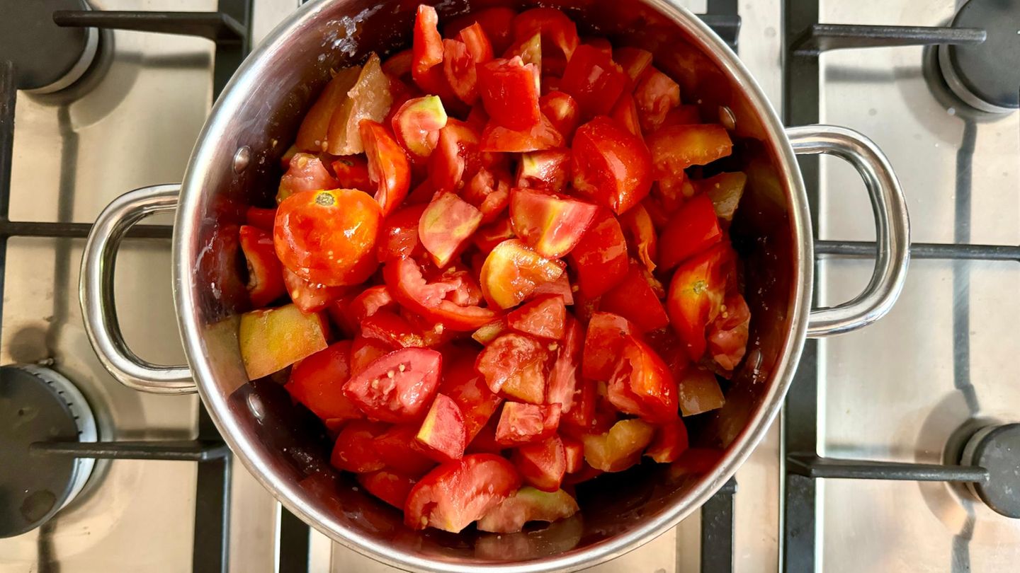 Tomaten und Paprika im Topf