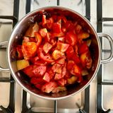 Tomaten und Paprika im Topf