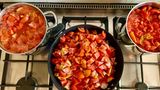 Drei Töpfe voller Tomaten und Paprika