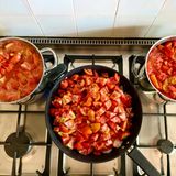 Drei Töpfe voller Tomaten und Paprika