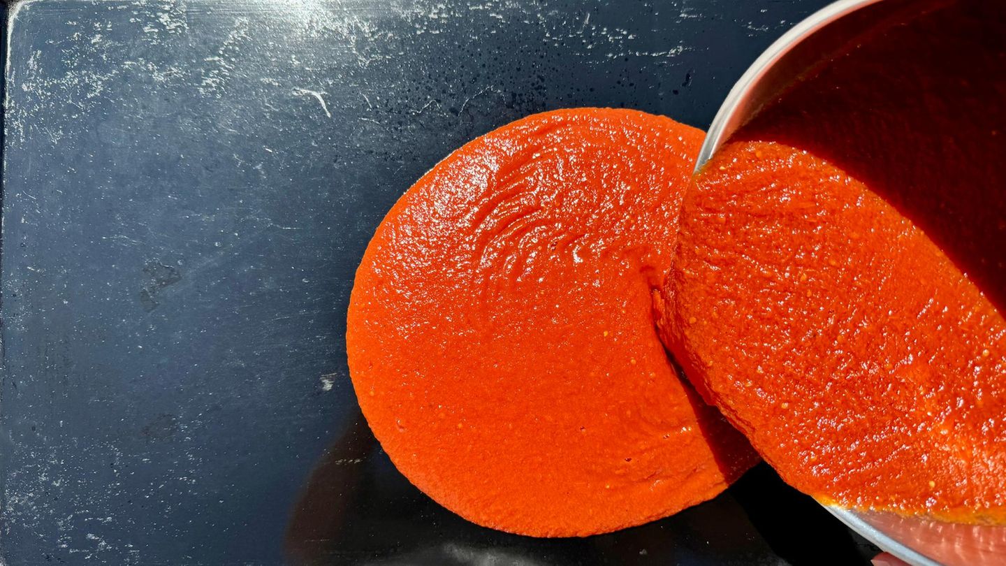 Der Tomatenbrei wird auf ein Backblech gegossen