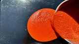 Der Tomatenbrei wird auf ein Backblech gegossen