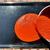 Der Tomatenbrei wird auf ein Backblech gegossen