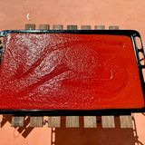 Das gefüllte Backblech steht in der Sonne