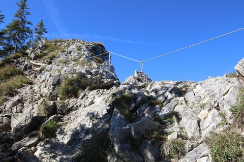 Eine Kletterpassage am Gipfelgrat des Brecherspitz ist mit einem Seil gesichert