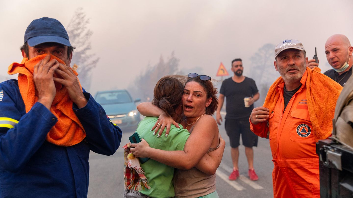 Den Menschen in Varnavas, rund 35 Kilometer von Athen entfernt, steht die Angst vor dem nahenden Waldbrand ins Gesicht geschrieben