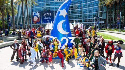 Fans vor dem Eingang zum Disney-Fan-Event D23