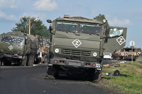 Zerstörte russische Militärtransporter stehen am Rande einer Landstraße bei Kursk