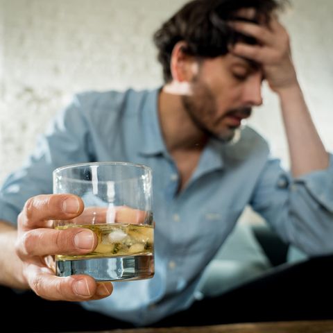 Beziehung beendet: Ein einsamer Mann trinkt Alkohol