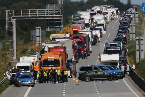 Stau auf der A7 bei Neumünster in Schleswig-Holstein