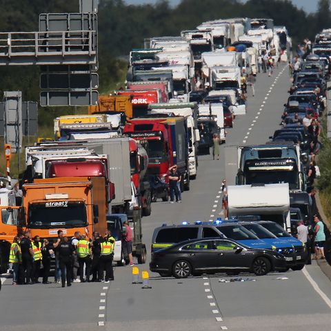 Stau auf der A7 bei Neumünster in Schleswig-Holstein