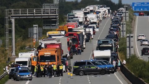 Schleswig-Holstein: Polizei schießt Messerangreifer auf A7 nieder ...