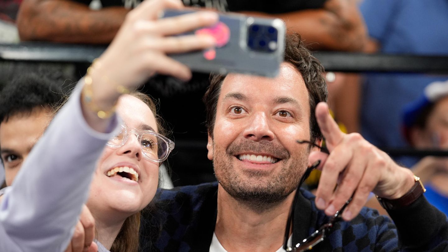 Jimmy Fallon: verloren, verwirrt und von den Fans nach Hause gebracht Der amerikanische TV-Star besuchte während seines Europaurlaubs auch eines von Adeles Konzerten in München. Und da passierte es: Fallon machte sich von seinem Hotel aus auf den Weg zu einem nächtlichen Spaziergang – und fand den Weg zurück nicht mehr. Der 49-Jährige stolperte über Felder, sein Handy war fast leer, er hatte Angst vor Schlangen, er versuchte vergeblich, Passanten auf der Autobahn anzuhalten. 