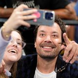 Jimmy Fallon: verirrt, verwirrt und von Fans nach Hause gebracht  Der amerikanische TV-Star besuchte während seines Europa-Urlaubs auch eines der Adele-Konzerte in München. Und dort geschah es: Fallon brach von seinem Hotel noch zu einem nächtlichen Spaziergang auf – und fand nicht mehr zurück. Der 49-Jährige stolperte über Felder, das Handy fast leer, fürchtete sich vor Schlangen, versuchte, auf der Autobahn Vorbeifahrende zu stoppen, alles vergebens. "Ich war vollkommen verloren". Die Rettung kam in Person des 22-jährigen Leon Ewerdwalbesloh und seiner Mutter. Fallon hatte ihn in einer Autowerkstatt angesprochen und sie bot an, ihn zurück ins Hotel zu chauffieren. Der erleichterte Showmaster zeigte sich zutiefst dankbar: "Wenn ihr mal in New York seid, ruft mich bitte an und kommt in meine Show."