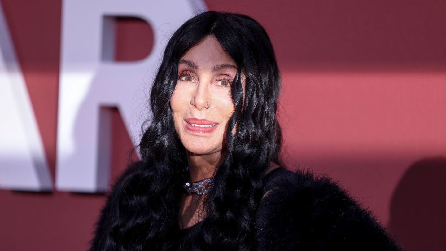 Leute: Cher: ihre Fans schlagen einen Mörder in die Flucht Die Nacht in New York hat sie bis heute nicht vergessen. Anfang der 80er Jahre spielte Cher im Brodway-Stück "Come Back To The 5 & Dime, Jimmy Dean, Jimmy Dean", und wie immer betrat sie das Theater durch den Bühneneingang. An diesem Abend aber war etwas anders: Ein Fan wartete dort auf sie – so schien es. "Ich dachte, er wollte mir die Hand schütteln, aber er ergriff meinen Arm und drehte ihn auf den Rücken. Dann schubste er mich die Gasse hinunter und sagte: 'Wenn du auch nur einen Ton machst, bring ich dich um.'" Zwei Fans retteten ihr schließlich das Leben. "Sie sahen, dass etwas nicht stimmte, sie fingen an zu schreien, rannten auf mich zu und er lief weg." Und ihre beiden Retter? "Wir wurden später Freunde." Cher: ihre Fans schlagen einen Mörder in die Flucht Die Nacht in New York hat sie bis heute nicht vergessen. Anfang der 80er Jahre spielte Cher im Brodway-Stück "Come Back To The 5 & Dime, Jimmy Dean, Jimmy Dean", und wie immer betrat sie das Theater durch den Bühneneingang. An diesem Abend aber war etwas anders: Ein Fan wartete dort auf sie – so schien es. "Ich dachte, er wollte mir die Hand schütteln, aber er ergriff meinen Arm und drehte ihn auf den Rücken. Dann schubste er mich die Gasse hinunter und sagte: 'Wenn du auch nur einen Ton machst, bring ich dich um.'" Zwei Fans retteten ihr schließlich das Leben. "Sie sahen, dass etwas nicht stimmte, sie fingen an zu schreien, rannten auf mich zu und er lief weg." Und ihre beiden Retter? "Wir wurden später Freunde."