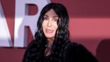 Cher: ihre Fans schlagen einen Mörder in die Flucht  Die Nacht in New York hat sie bis heute nicht vergessen. Anfang der 80er Jahre spielte Cher im Brodway-Stück "Come Back To The 5 & Dime, Jimmy Dean, Jimmy Dean", und wie immer betrat sie das Theater durch den Bühneneingang. An diesem Abend aber war etwas anders: Ein Fan wartete dort auf sie – so schien es. "Ich dachte, er wollte mir die Hand schütteln, aber er ergriff meinen Arm und drehte ihn auf den Rücken. Dann schubste er mich die Gasse hinunter und sagte: 'Wenn du auch nur einen Ton machst, bring ich dich um.'"  Zwei Fans retteten ihr schließlich das Leben. "Sie sahen, dass etwas nicht stimmte, sie fingen an zu schreien, rannten auf mich zu und er lief weg." Und ihre beiden Retter? "Wir wurden später Freunde."