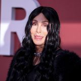 Cher: ihre Fans schlagen einen Mörder in die Flucht  Die Nacht in New York hat sie bis heute nicht vergessen. Anfang der 80er Jahre spielte Cher im Brodway-Stück "Come Back To The 5 & Dime, Jimmy Dean, Jimmy Dean", und wie immer betrat sie das Theater durch den Bühneneingang. An diesem Abend aber war etwas anders: Ein Fan wartete dort auf sie – so schien es. "Ich dachte, er wollte mir die Hand schütteln, aber er ergriff meinen Arm und drehte ihn auf den Rücken. Dann schubste er mich die Gasse hinunter und sagte: 'Wenn du auch nur einen Ton machst, bring ich dich um.'"  Zwei Fans retteten ihr schließlich das Leben. "Sie sahen, dass etwas nicht stimmte, sie fingen an zu schreien, rannten auf mich zu und er lief weg." Und ihre beiden Retter? "Wir wurden später Freunde."