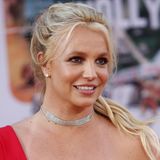 Britney Spears: Ihre Fans befreien sie aus der Vormundschaft  Der Kampf dauerte länger als zehn Jahre. Von 2008 bis 2021 stand der einstige Kinderstar unter Vormundschaft ihres Vaters Jamie – und der hatte nicht nur die Kontrolle über ihre Finanzen, den Zugang zu ihren Kindern, ihre Karriere, ihre therapeutische Behandlung. Laut Spears wurde sie sogar gezwungen, Verhütungsmittel zu nehmen.  Bereits 2009 startete Britneys Superfan Megan Radford eine Kampagne, sie aus der Umklammerung des Vaters zu befreien. Im Lauf der Jahre schwoll ihr Protest zur #FreeBritney-Bewegung an, der sich auch Stars wie Miley Cyrus anschlossen. 2021schließlich trat ihr Vater unter dem öffentlichen Druck von seiner Vormundschaft zurück. Britney Spears konnte es kaum fassen, in einem Dankes-Video auf Instagram erklärte die heute 42-Jährige: "Das #FreeBritney-Movement – Leute, ihr rockt! Ganz ehrlich, meine Stimme war so lange stumm geschaltet, ich war nicht in der Lage, für mich zu sprechen oder überhaupt etwas zu sagen … Ich denke wirklich, dass ihr mein Leben gerettet habt, in gewisser Art. 100prozentig!"