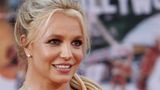 Britney Spears: Ihre Fans befreien sie aus der Vormundschaft  Der Kampf dauerte länger als zehn Jahre. Von 2008 bis 2021 stand der einstige Kinderstar unter Vormundschaft ihres Vaters Jamie – und der hatte nicht nur die Kontrolle über ihre Finanzen, den Zugang zu ihren Kindern, ihre Karriere, ihre therapeutische Behandlung. Laut Spears wurde sie sogar gezwungen, Verhütungsmittel zu nehmen.  Bereits 2009 startete Britneys Superfan Megan Radford eine Kampagne, sie aus der Umklammerung des Vaters zu befreien. Im Lauf der Jahre schwoll ihr Protest zur #FreeBritney-Bewegung an, der sich auch Stars wie Miley Cyrus anschlossen. 2021schließlich trat ihr Vater unter dem öffentlichen Druck von seiner Vormundschaft zurück. Britney Spears konnte es kaum fassen, in einem Dankes-Video auf Instagram erklärte die heute 42-Jährige: "Das #FreeBritney-Movement – Leute, ihr rockt! Ganz ehrlich, meine Stimme war so lange stumm geschaltet, ich war nicht in der Lage, für mich zu sprechen oder überhaupt etwas zu sagen … Ich denke wirklich, dass ihr mein Leben gerettet habt, in gewisser Art. 100prozentig!"