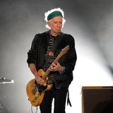 Keith Richards: Ein blinder Fan rettet ihn vor dem Gefängnis  Nur der Himmel konnte ihm noch helfen. Keith Richards war schon mehrfach wegen Drogenbesitzes festgenommen worden und hatte seinen Kopf aus der Schlinge ziehen können. Doch das hier war einfach zu viel: Im Februar 1977 stürmten kanadische Mounties sein Hotelzimmer in Toronto und fanden dort nicht nur den ohnmächtigen Rolling Stone, sondern auch 22 Gramm Heroin plus fünf Gramm Koks. Genug, um einen schwunghaften Handel aufzuziehen. Zwar kam Richards auf Kaution raus, doch es drohte ihm ein Jahr Gefängnis.  Und der Himmel schickte ihm den "Blinden Engel", wie Richards seine Retterin nannte. Rita Bedard war tatsächlich blind, trotzdem folgte der Teenager den Stones auf Tourneen durchs Land, oft ohne einen Cent in der Tasche. Keith Richards fiel das junge Mädchen in der ersten Reihe irgendwann auf – und er sorgte dafür, dass sie mit den Roadies sicher von Stadt zu Stadt reisen konnte. "Und dieses Mädchen ging dann in Toronto zum Haus des Richters und erzählte ihm diese einfache Geschichte. Ich glaube, dass er von da an versuchte, mich aus Kanada rauszukriegen, ohne dass es weitere Probleme gab." Tatsächlich verurteilte der Richter Richards zu einem Jahr Bewährung und zwei Charity-Konzerten zugunsten blinder Menschen – wieder mal war er davongekommen. Zu seinem blinden Engel hält er heute noch Kontakt.