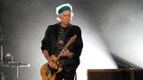 Keith Richards: Ein blinder Fan rettet ihn vor dem Gefängnis  Nur der Himmel konnte ihm noch helfen. Keith Richards war schon mehrfach wegen Drogenbesitzes festgenommen worden und hatte seinen Kopf aus der Schlinge ziehen können. Doch das hier war einfach zu viel: Im Februar 1977 stürmten kanadische Mounties sein Hotelzimmer in Toronto und fanden dort nicht nur den ohnmächtigen Rolling Stone, sondern auch 22 Gramm Heroin plus fünf Gramm Koks. Genug, um einen schwunghaften Handel aufzuziehen. Zwar kam Richards auf Kaution raus, doch es drohte ihm ein Jahr Gefängnis.  Und der Himmel schickte ihm den "Blinden Engel", wie Richards seine Retterin nannte. Rita Bedard war tatsächlich blind, trotzdem folgte der Teenager den Stones auf Tourneen durchs Land, oft ohne einen Cent in der Tasche. Keith Richards fiel das junge Mädchen in der ersten Reihe irgendwann auf – und er sorgte dafür, dass sie mit den Roadies sicher von Stadt zu Stadt reisen konnte. "Und dieses Mädchen ging dann in Toronto zum Haus des Richters und erzählte ihm diese einfache Geschichte. Ich glaube, dass er von da an versuchte, mich aus Kanada rauszukriegen, ohne dass es weitere Probleme gab." Tatsächlich verurteilte der Richter Richards zu einem Jahr Bewährung und zwei Charity-Konzerten zugunsten blinder Menschen – wieder mal war er davongekommen. Zu seinem blinden Engel hält er heute noch Kontakt.