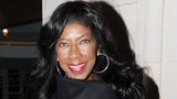 Natalie Cole: Ein toter Fan vermacht ihr ein lebensrettendes Organ  Die Liste war lang und ihr blieb nicht mehr viel Zeit. Die Soul-Sängerin hatte seit mehreren Jahren Hepatitis C, und der Virus drohte, ihre Niere endgültig zu zerstören. Die Aussicht auf eine Spenderorgan war allerdings gering, wie sie in einer US-Talkshow offen erzählte.  Danach erhielt sie Dutzende E-Mails von Menschen, die bereit waren, ihr eine Niere zu spenden. 2009 wurde ihr schließlich die Niere eines verstorbenen Fans eingesetzt, auf Wunsch seiner Familie ist der Name bis heute anonym. Natalie Cole, die 2015 starb, war nahezu sprachlos über die Spende und die vielen Angebote: "Da draußen gibt es einige ganz großartige Menschen. Das ist alles, was ich dazu sagen kann."