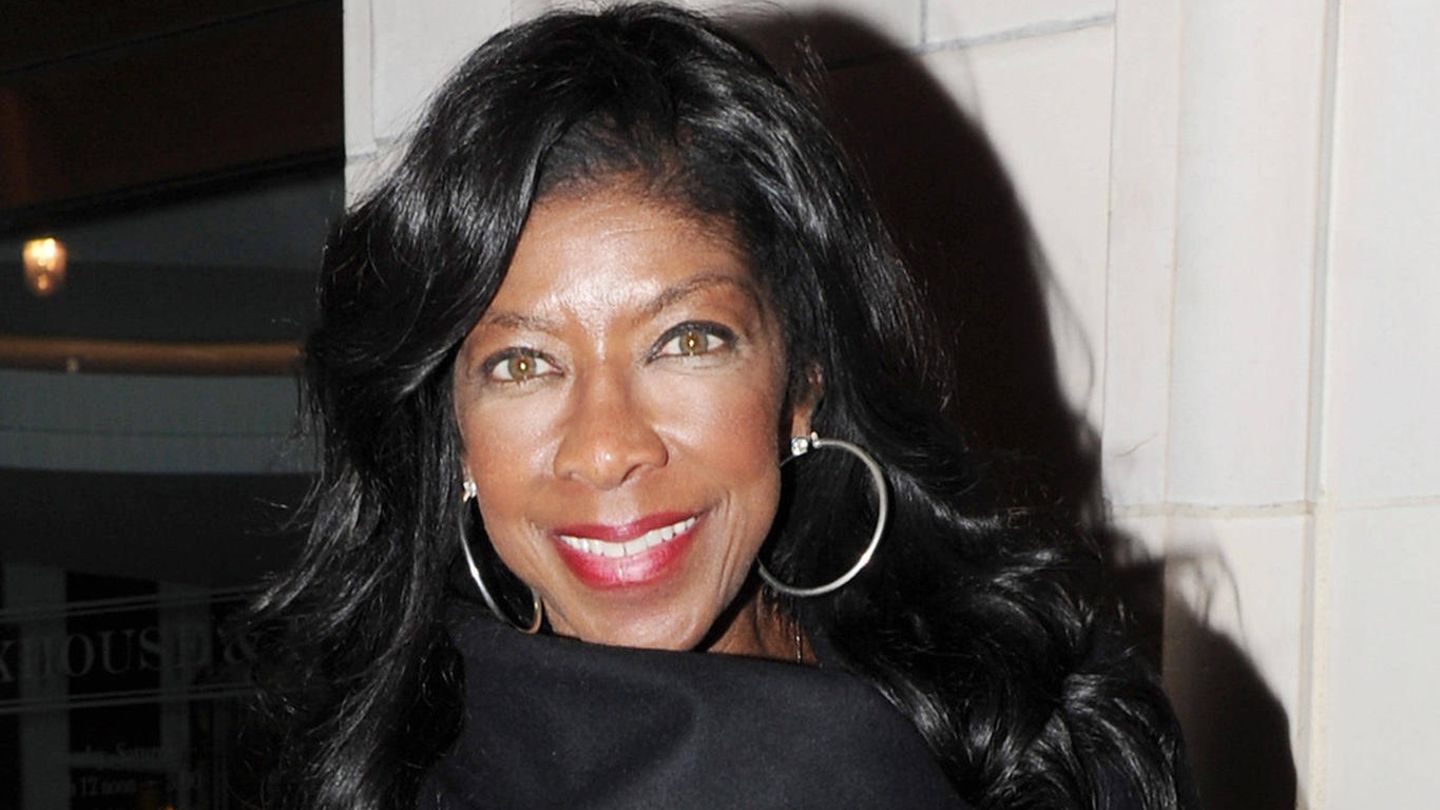 Leute: Natalie Cole: Ein toter Fan vermacht ihr ein lebensrettendes Organ Die Liste war lang und ihr blieb nicht mehr viel Zeit. Die Soul-Sängerin hatte seit mehreren Jahren Hepatitis C, und der Virus drohte, ihre Niere endgültig zu zerstören. Die Aussicht auf eine Spenderorgan war allerdings gering, wie sie in einer US-Talkshow offen erzählte. Danach erhielt sie Dutzende E-Mails von Menschen, die bereit waren, ihr eine Niere zu spenden. 2009 wurde ihr schließlich die Niere eines verstorbenen Fans eingesetzt, auf Wunsch seiner Familie ist der Name bis heute anonym. Natalie Cole, die 2015 starb, war nahezu sprachlos über die Spende und die vielen Angebote: "Da draußen gibt es einige ganz großartige Menschen. Das ist alles, was ich dazu sagen kann." Natalie Cole: Ein toter Fan vermacht ihr ein lebensrettendes Organ Die Liste war lang und ihr blieb nicht mehr viel Zeit. Die Soul-Sängerin hatte seit mehreren Jahren Hepatitis C, und der Virus drohte, ihre Niere endgültig zu zerstören. Die Aussicht auf eine Spenderorgan war allerdings gering, wie sie in einer US-Talkshow offen erzählte. Danach erhielt sie Dutzende E-Mails von Menschen, die bereit waren, ihr eine Niere zu spenden. 2009 wurde ihr schließlich die Niere eines verstorbenen Fans eingesetzt, auf Wunsch seiner Familie ist der Name bis heute anonym. Natalie Cole, die 2015 starb, war nahezu sprachlos über die Spende und die vielen Angebote: "Da draußen gibt es einige ganz großartige Menschen. Das ist alles, was ich dazu sagen kann."