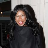 Natalie Cole: Ein toter Fan vermacht ihr ein lebensrettendes Organ  Die Liste war lang und ihr blieb nicht mehr viel Zeit. Die Soul-Sängerin hatte seit mehreren Jahren Hepatitis C, und der Virus drohte, ihre Niere endgültig zu zerstören. Die Aussicht auf eine Spenderorgan war allerdings gering, wie sie in einer US-Talkshow offen erzählte.  Danach erhielt sie Dutzende E-Mails von Menschen, die bereit waren, ihr eine Niere zu spenden. 2009 wurde ihr schließlich die Niere eines verstorbenen Fans eingesetzt, auf Wunsch seiner Familie ist der Name bis heute anonym. Natalie Cole, die 2015 starb, war nahezu sprachlos über die Spende und die vielen Angebote: "Da draußen gibt es einige ganz großartige Menschen. Das ist alles, was ich dazu sagen kann."
