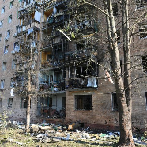 In Kursk (Russland) sind an einem mehrstöckigen Wohnhaus Spuren einer Explosion zu sehen