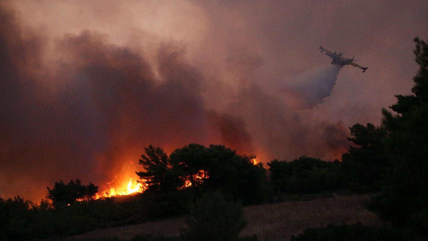 Griechenland: Die Situation sei extrem schwierig, bestätigte auch Bürgerschutzminister Vassilis Kikilias, der die Bürger im Fernsehen über die Lage informierte. Obwohl nach dem Ausbruch des ersten Brandes am Sonntag binnen Minuten das erste Löschflugzeug im Einsatz war, sei das Feuer wegen der stürmischen Winde schnell völlig außer Kontrolle geraten. Die Situation sei extrem schwierig, bestätigte auch Bürgerschutzminister Vassilis Kikilias, der die Bürger im Fernsehen über die Lage informierte. Obwohl nach dem Ausbruch des ersten Brandes am Sonntag binnen Minuten das erste Löschflugzeug im Einsatz war, sei das Feuer wegen der stürmischen Winde schnell völlig außer Kontrolle geraten.