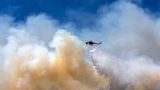 Mittlerweile sind laut Bürgerschutzministerium knapp 700 Feuerwehrleute mit rund 200 Löschfahrzeugen im Einsatz, zudem Hunderte Freiwillige sowie 16 Löschflugzeuge und 17 Löschhubschrauber. Der hier überfliegt einen Brand in Dione bei Athen