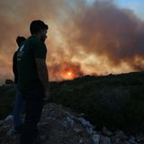 Oft bleibt den Anwohner nicht mehr, als hilflos mit anzuschauen, ob das Feuer ihr Haus zerstört oder verschont. Es sei das erste Mal, dass ein Großbrand so nah an die griechische Hauptstadt gelange, sagten Fachleute im Fernsehen. Die Entfernung der Flammen vom Stadtzentrum betrug am Montagnachmittag noch rund elf Kilometer Luftlinie