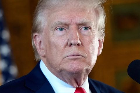 Donald Trump schaut ernst während einer Pressekonferenz in Mar-a-Lago
