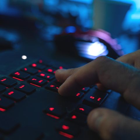 Eine auch in Deutschland aktive Hacker Bande ist nach internationalen Ermittlungen aufgeflogen
