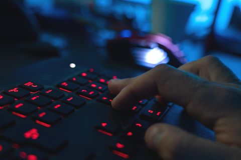 Eine auch in Deutschland aktive Hacker Bande ist nach internationalen Ermittlungen aufgeflogen